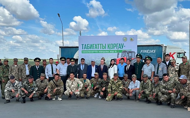 Передача тракторов ГУ по охране лесов и животного мира районам Западно-Казахстанкой области